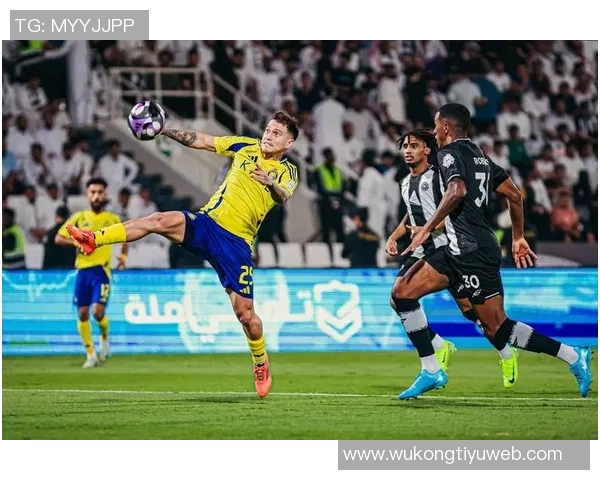 利雅得胜利遭遇失误对手禁区前抢断后远射精彩破门